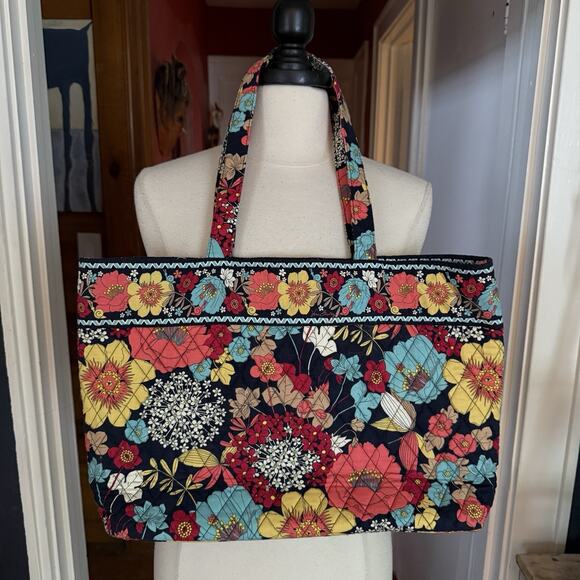 Vera Bradley East West Tote Happy Snails large Size 17 X 11 Great every Day Tote - Picture 7 of 9